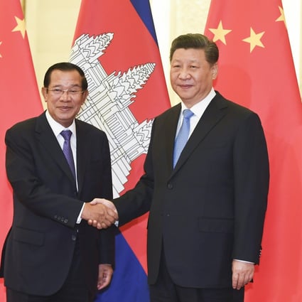 Chinese President Xi Jinping with Cambodian Prime Minister Hun Sen (L). Photo: Kyodo