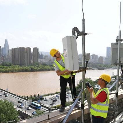China Telecom technicians set up a 5G base station near the Yellow River in Lanzhou, capital of Gansu province in northwestern China, on May 16, 2019. Photo: Reuters