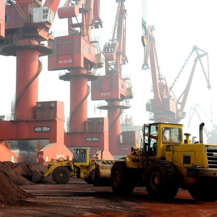 Workers transport soil containing rare earth elements for export at a port in Lianyungang in Jiangsu province on October 31, 2010. Photo: REUTERS