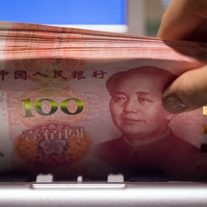 An employee uses a machine to count Chinese one-hundred yuan banknotes at the Hang Seng Bank Ltd. headquarters in Hong Kong. Photo: Bloomberg