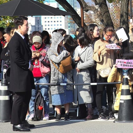 Fans gather outside the venue of South Korean actress Song Hye-Kyo and actor Song Joong-Ki's wedding in 2017. The two stars recently got divorced. Photo: AFP