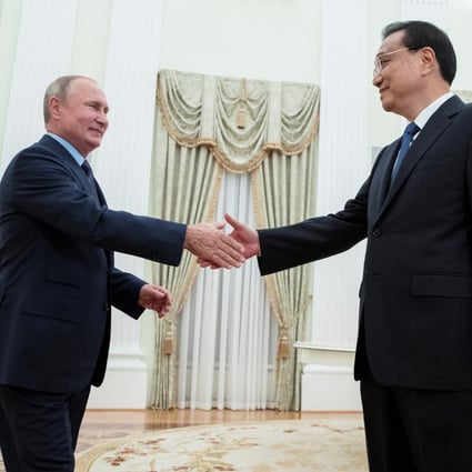 Russian President Vladimir Putin (left) told Chinese Premier Li Keqiang that he looked forward to meeting Chinese President Xi Jinping in South America in November. Photo: Reuters