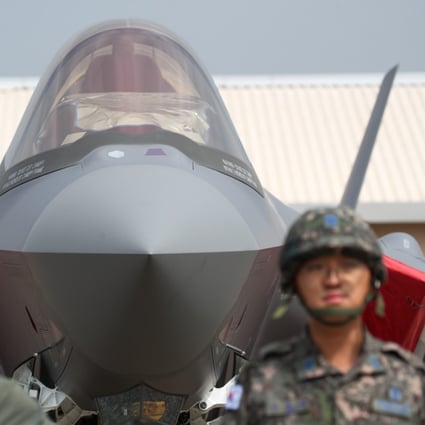 South Korean soldiers in front of an F-35A stealth fighter jet. photo: Bloomberg