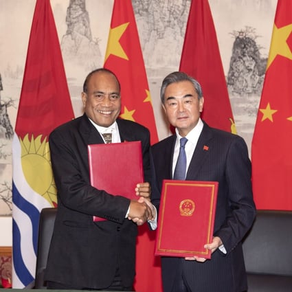 Kiribati President Taneti Mamau (left) shakes hands with Chinese Foreign Minister Wang Yi on September 27, after agreeing to restore diplomatic relations at the Chinese Permanent Mission to the United Nations, in New York on September 27. Photo: Xinhua