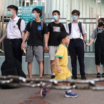 Secondary school students form a human chain in Tsuen Wan. Photo: K.Y. Cheng