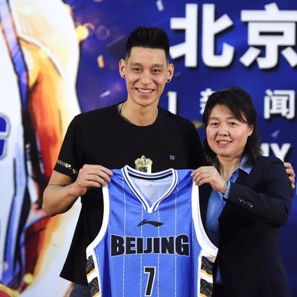 Former NBA star Jeremy Lin poses with Beijing Ducks president Qin Xiaowen at a press conference announcing his move in September. Photo: Reuters