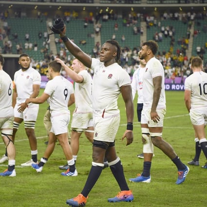 England players acknowledge their fans after beating Australia 40-16 in the Rugby World Cup quarter-final. Photo: Kyodo