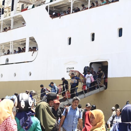 Passengers disembark the Nggapulu with their belongings. Photo: Team Ceritalah