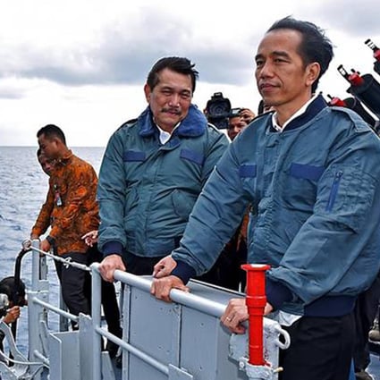 Indonesian President Joko Widodo (right) on board a warship to the Natuna Islands in the South China Sea next to minister Luhut B. Pandjaitan. Photo: Indonesian President Office