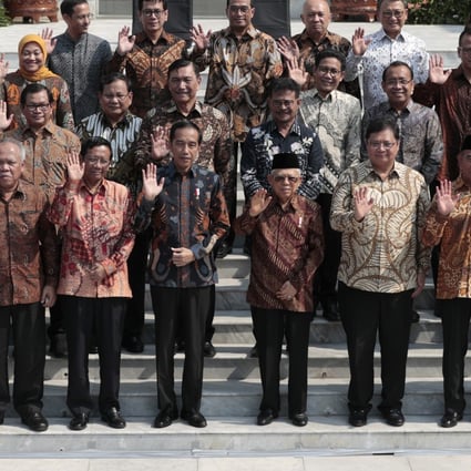 Indonesian President Joko Widodo, front row fourth from left, and his deputy Ma'ruf Amin, fifth from left, with their new cabinet. Photo: AP