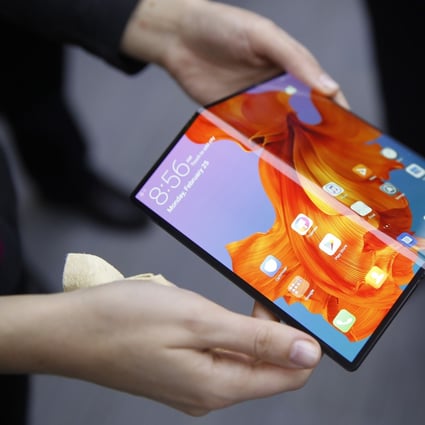 An employee demonstrates a Mate X foldable 5G mobile device at the Huawei Technologies pavilion on the opening day of the MWC Barcelona in Barcelona, Spain, on Monday, Feb. 25, 2019. Photo: Bloomberg