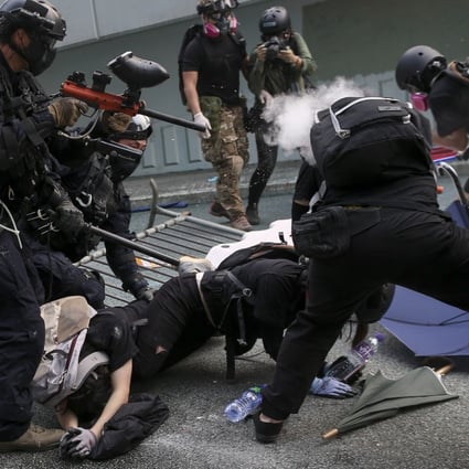 Police officers arrest anti-government protesters in one of the many clashes that have become increasingly violent. Photo: EPA-EFE