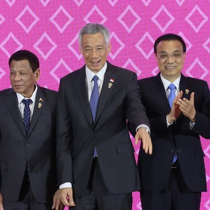 Chinese Premier Li Keqiang claps as he takes centre stage during a photo call with Asean leaders at the 35th Asean Summit in Thailand on November 3. Photo: PA-EFE