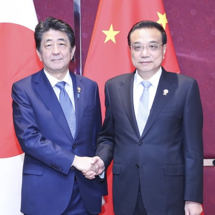 Chinese Premier Li Keqiang (right) meets with Japanese Prime Minister Shinzo Abe in Bangkok. Photo: Xinhua
