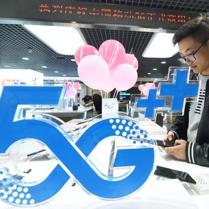 A Chinese customer tries out 5G services at a branch of China Mobile. Photo: EPA-EFE