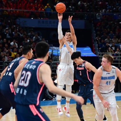 Jeremy Lin attempts a jump-shot against the Guangdong Southern Tigers in their CBA clash. Photos: Xinhua