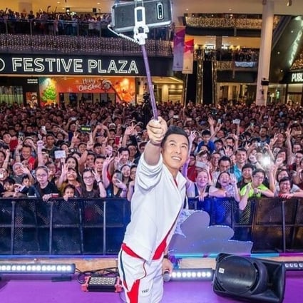 Donnie Yen takes a selfie in front of thousands of fans at a Singapore shopping centre. Photo: Facebook/Donnie Yen