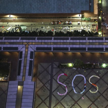Students trapped inside Polytechnic University ask for help. Photo: Sam Tsang