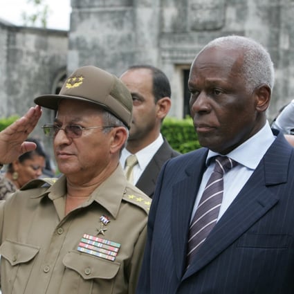 Angolan president Jose Eduardo dos Santos (R) and Cuban Army Corps general Leopoldo Cintra Frias (L) take part in a ceremony held at Colon cemetery in Havana. Photo: AFP