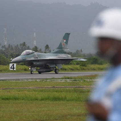 An F-16 C fighter jet arrives at Raden Sadjad military airbase on Natuna Island. Photo: Reuters