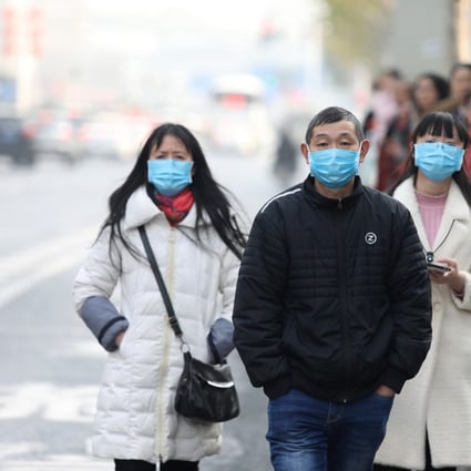 Chinese residents wear masks while waiting at a bus station near the closed Huanan Seafood Wholesale Market, which has been linked to cases of a new strain of coronavirus identified as the cause of the pneumonia outbreak in Wuhan on 20 January 2020. Photo: EPA-EFE