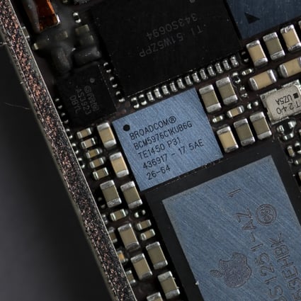 A Broadcom touch screen digitiser integrated circuit (IC) chip, center, of an Apple iPhone 6 smartphone. Photo: Bloomberg