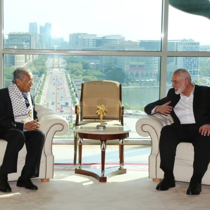 Malaysian Prime Minister Mahathir Mohamad (left) meets Hamas chief Ismail Haniyeh at Putrajaya. Photo: Prime Minister's Office of Malaysia