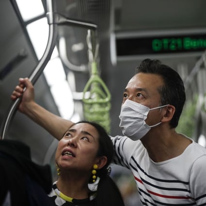 Commuters in Singapore wear protective masks. Photo: EPA