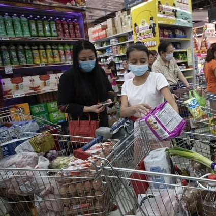 Customers queue at a supermarket in Singapore after the Singapore Ministry of Health raised its alert level for the coronavirus outbreak. Photo: EPA