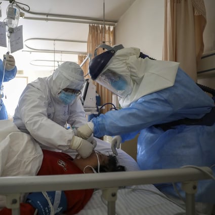 Medical workers provide treatment to a coronavirus patient at a hospital in Wuhan in central China's Hubei province. Photo: AP