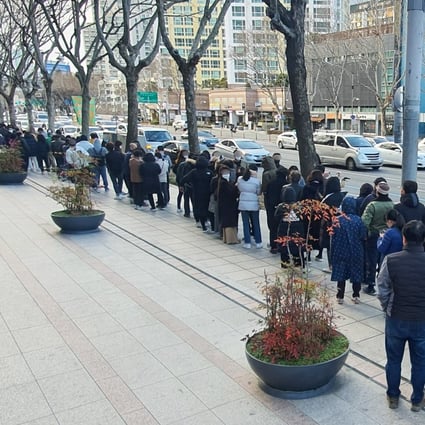 People line up to buy face masks at a post office in Daegu. Photo: EPA-EFE