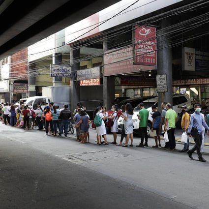 People queue to buy protective face masks at a store in Manila. Photo: AP