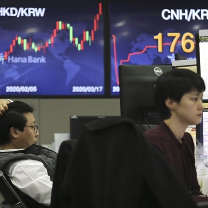 Currency traders watch monitors at the foreign exchange dealing room of KEB Hana Bank in Seoul, on Tuesday. South Korean shares continued to decline on Thursday. Photo: AP Photo