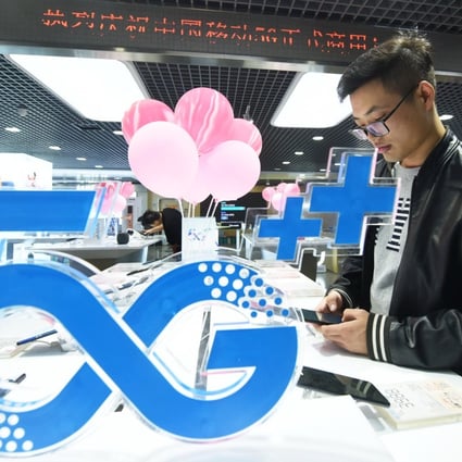 A Chinese customer tries out the 5G services at a branch of China Mobile in the city of Hangzhou, east China's Zhejiang Province, 31 October 2019. Photo: EPA-EFE
