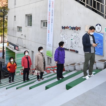 South Koreans queue to cast their ballots while maintaining physical distancing on April 10, 2020. Photo: EPA-EFE