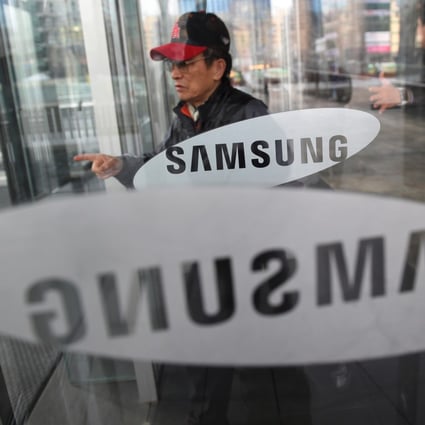 A man walks past the logo of Samsung Electronics at a company's building in Seoul on March 24, 2017. Photo: AFP