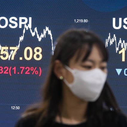 A currency dealer works in front of an electronic board in the trading room of KB Kookmin Bank in Seoul. Photo: EPA-EFE