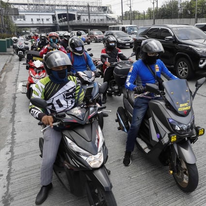A police officer seen at a checkpoint in Metro Manila, Philippines, April 15, 2020. Photo: EPA-EFE