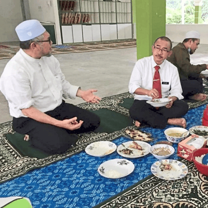 Malaysia's Deputy Health Minister Noor Azmi Ghazali was criticised after sharing on Facebook this picture of him sharing a meal with about 30 students. He has since deleted the picture. Photo: Facebook