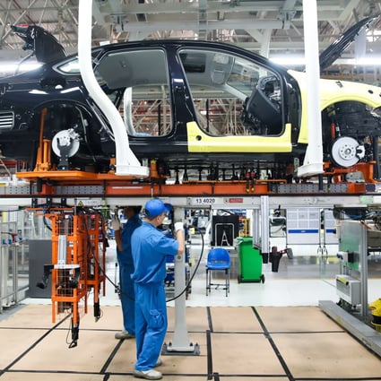 Workers are seen on an assembly line at SAIC-Volkswagen workshop in Shanghai, east China, in October 2018. Photo: Xinhua