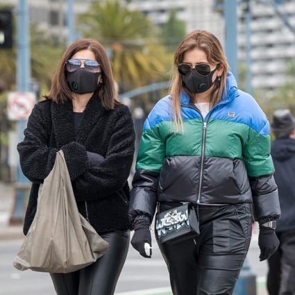 Pedestrians wearing protective masks walk on the Embarcadero in San Francisco, California, US, on Monday, April 20, 2020. Photo: Bloomberg