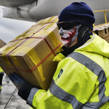 Ground crew at the Los Angeles International Airport unload supplies of medical personal protective equipment from a China Southern Cargo plane on April 10. Photo: AP