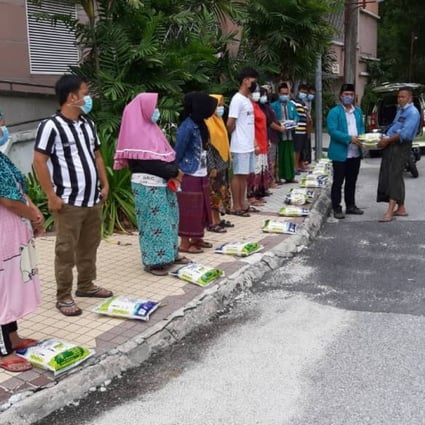 Members of Nahdlatul Ulama and several NGOs distribute some 1,000 bags of rice around Klang Valley, Malaysia, on April 23, 2020. Photo: NU Malaysia branch