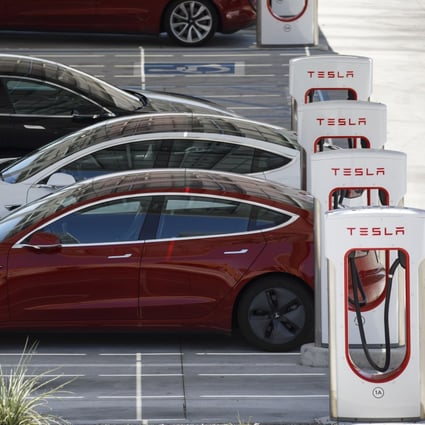 Tesla Model 3 electric vehicles charge at the Tesla Supercharger station in Kettleman City, California, July 31, 2019. Photo: Bloomberg