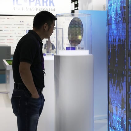 A visitor views a silicon wafer exhibit during the 17th China International Semiconductor Expo in Shanghai, Sept. 3, 2019. Photo: Xinhua