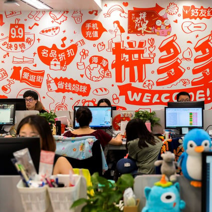 People are seen at their desks at the headquarters of Chinese e-commerce firm Pinduoduo in Shanghai, China July 25, 2018. Photo: Reuters