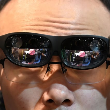 A man tries NReal augmented reality glasses on the last day of CES 2019 at the Las Vegas Convention Center in Las Vegas, Nevada. Photo: AFP