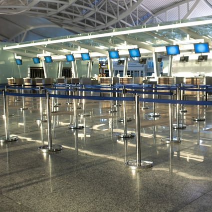 An empty airport check-in area. Airlines are in crisis, and the latest figures from travel association IATA paint a grim picture for the near future. For passengers, long-haul ticket prices should remain low. Photo: Shutterstock