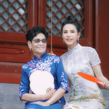 Hong Kong actress Carman Lee starred with her mother in Chinese reality TV programme Familiar Taste IV (2019), in which she showcased her cooking skills and talked about her personal struggles.