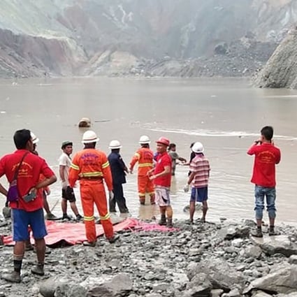 Rescuer workers attempting to locate survivors after a landslide at a jade mine in Hpakant, Kachin state, Myanmar. Photo: AFP